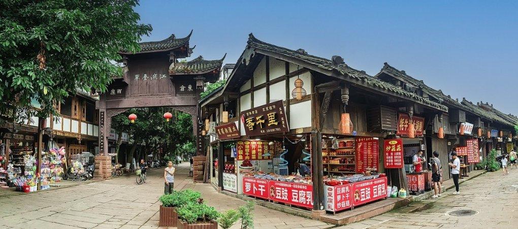 面包车匆忙掉头后变逆行,遇来车避让不及撞了,看看吧